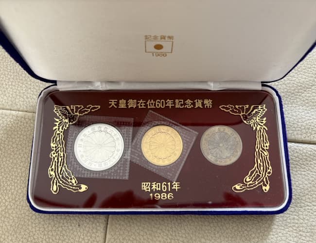 天皇陛下御在位60年記念10万円金貨3点セット（1万円銀貨、500円白銅貨）
