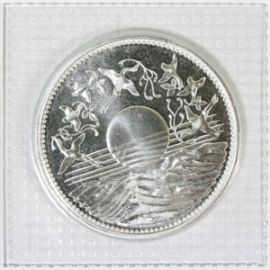 天皇陛下御在位60年記念1万円銀貨幣表面