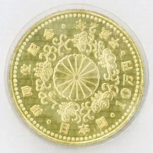天皇陛下御即位記念10万円金貨の裏面 菊の御紋章と桐唐草