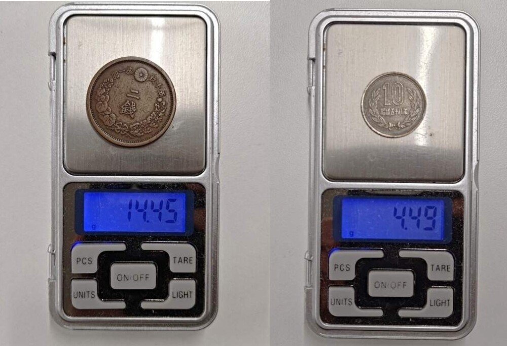 2銭銅貨と10円玉の重さの比較