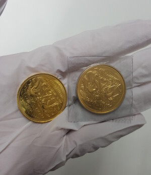 昭和61年の10万円金貨 ブリスターパック有と無