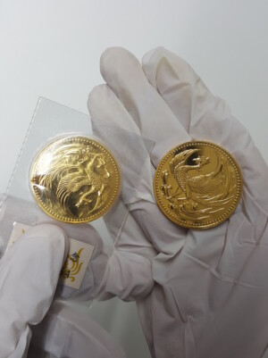 平成2年 御即位10万円金貨 ブリスターパック有りと無しのもの(岩手県北上市のお客様)