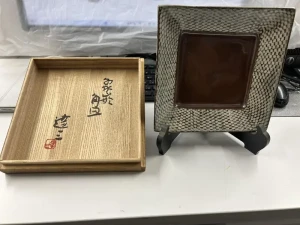 島岡達三作　象嵌角皿