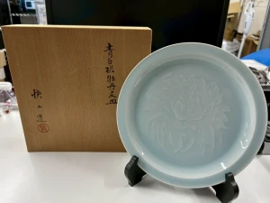 青白磁牡丹文皿